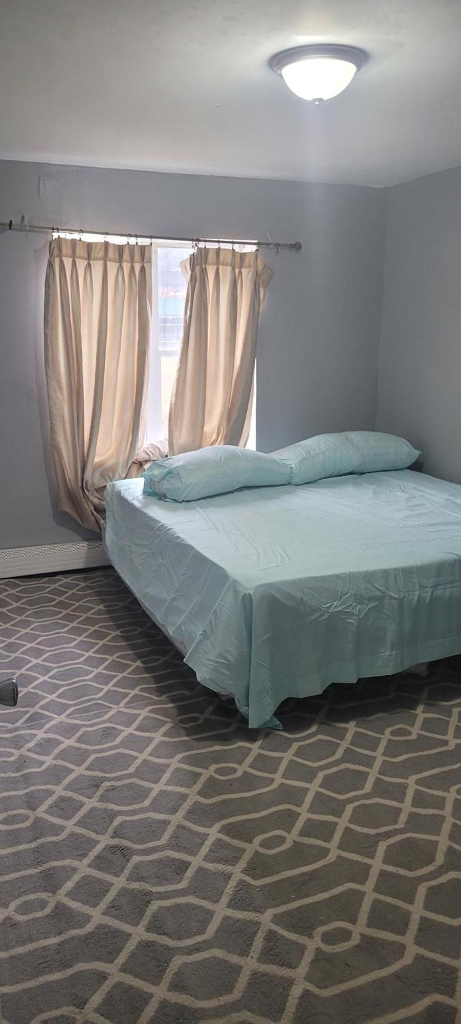 Hospedagem domiciliar In A House With King Size Bed In A Landlord Hosted Three Bedroom *