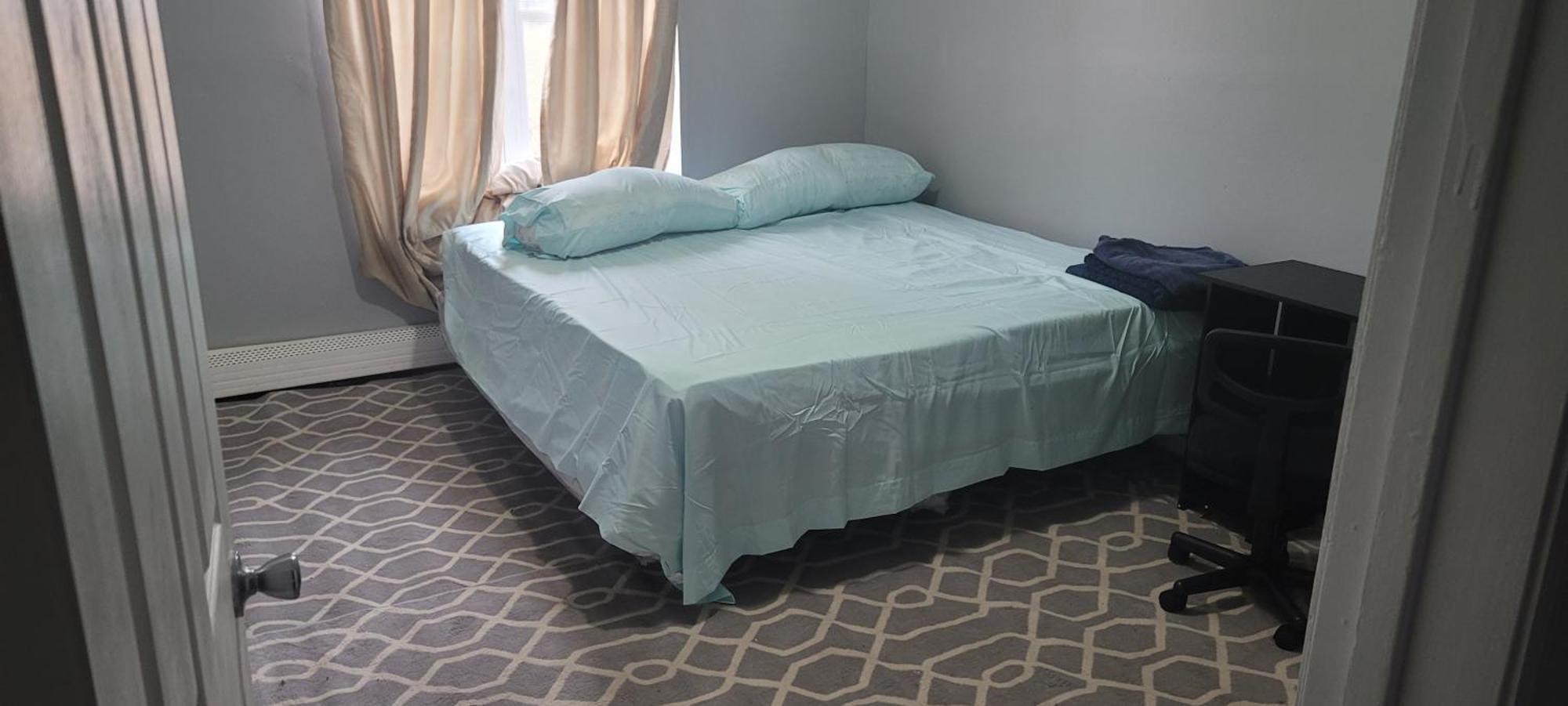 Hospedagem domiciliar In A House With King Size Bed In A Landlord Hosted Three Bedroom Nova York